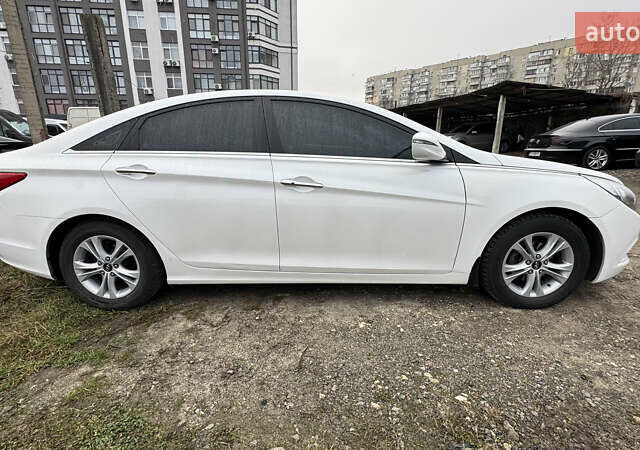 Белый Хендай Соната, объемом двигателя 2.36 л и пробегом 98 тыс. км за 12200 $, фото 3 на Automoto.ua