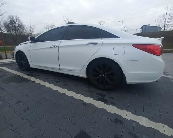 Белый Хендай Соната, объемом двигателя 2.36 л и пробегом 171 тыс. км за 8300 $, фото 6 на Automoto.ua