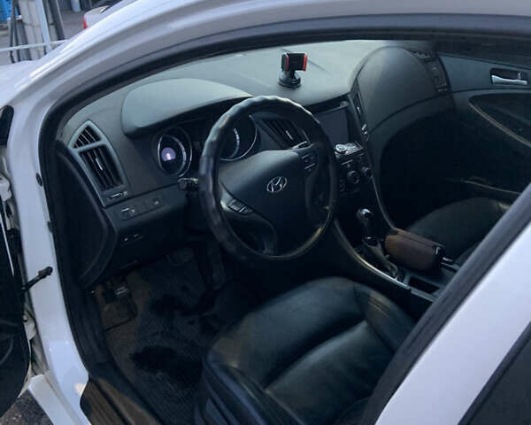 Белый Хендай Соната, объемом двигателя 2 л и пробегом 199 тыс. км за 9000 $, фото 6 на Automoto.ua