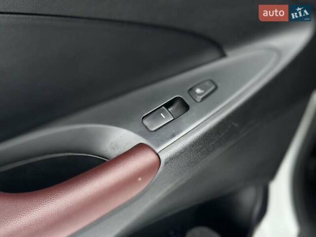 Білий Хендай Соната, об'ємом двигуна 2 л та пробігом 270 тис. км за 7500 $, фото 11 на Automoto.ua