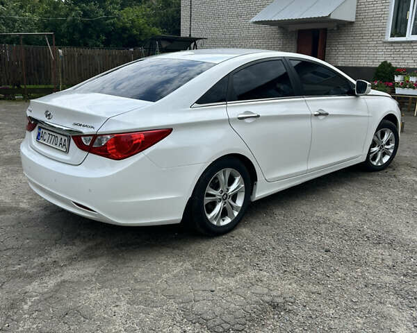 Белый Хендай Соната, объемом двигателя 2 л и пробегом 81 тыс. км за 10000 $, фото 2 на Automoto.ua