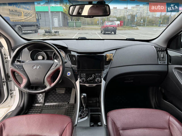 Белый Хендай Соната, объемом двигателя 2.36 л и пробегом 98 тыс. км за 12200 $, фото 13 на Automoto.ua