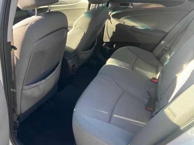 Белый Хендай Соната, объемом двигателя 2.4 л и пробегом 180 тыс. км за 8200 $, фото 5 на Automoto.ua