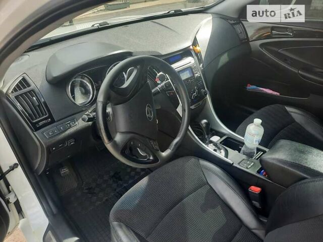 Білий Хендай Соната, об'ємом двигуна 2.4 л та пробігом 140 тис. км за 11000 $, фото 14 на Automoto.ua