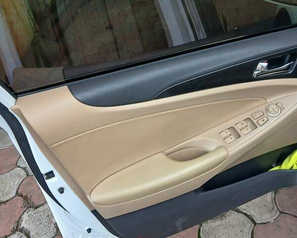 Белый Хендай Соната, объемом двигателя 2 л и пробегом 170 тыс. км за 9000 $, фото 11 на Automoto.ua