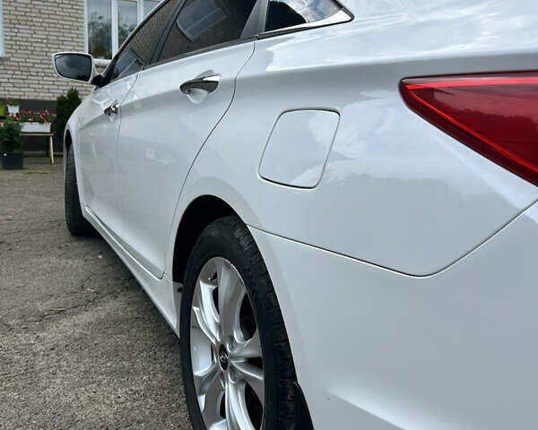 Белый Хендай Соната, объемом двигателя 2 л и пробегом 81 тыс. км за 10000 $, фото 3 на Automoto.ua