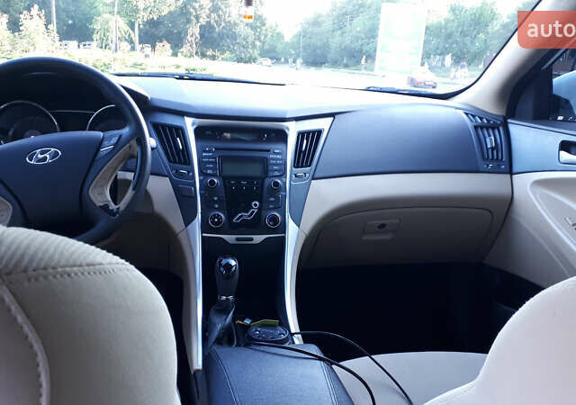 Белый Хендай Соната, объемом двигателя 2.4 л и пробегом 170 тыс. км за 7900 $, фото 6 на Automoto.ua