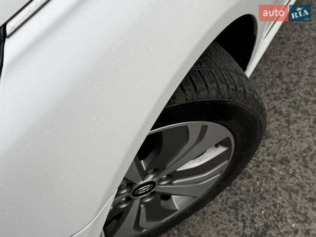 Белый Хендай Соната, объемом двигателя 2.36 л и пробегом 150 тыс. км за 10300 $, фото 4 на Automoto.ua