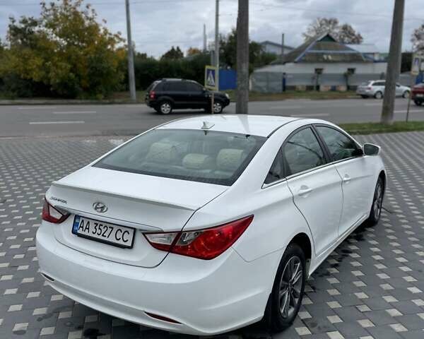 Белый Хендай Соната, объемом двигателя 2.36 л и пробегом 100 тыс. км за 9700 $, фото 2 на Automoto.ua