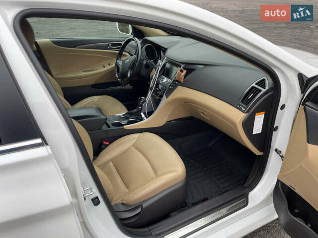 Білий Хендай Соната, об'ємом двигуна 2.4 л та пробігом 150 тис. км за 9900 $, фото 6 на Automoto.ua