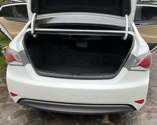 Белый Хендай Соната, объемом двигателя 2.36 л и пробегом 209 тыс. км за 10800 $, фото 4 на Automoto.ua