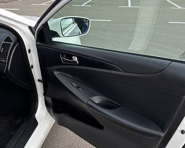 Белый Хендай Соната, объемом двигателя 2.36 л и пробегом 153 тыс. км за 9200 $, фото 21 на Automoto.ua