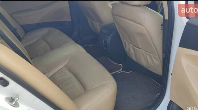 Білий Хендай Соната, об'ємом двигуна 2.4 л та пробігом 365 тис. км за 9700 $, фото 6 на Automoto.ua