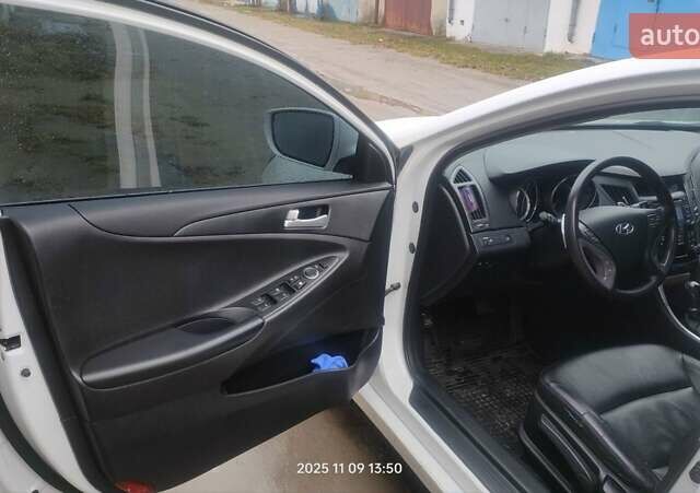 Белый Хендай Соната, объемом двигателя 2 л и пробегом 208 тыс. км за 8500 $, фото 10 на Automoto.ua