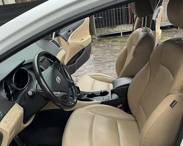 Белый Хендай Соната, объемом двигателя 2.36 л и пробегом 209 тыс. км за 10800 $, фото 6 на Automoto.ua