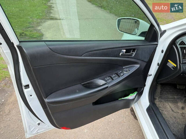 Белый Хендай Соната, объемом двигателя 2.4 л и пробегом 221 тыс. км за 7400 $, фото 13 на Automoto.ua