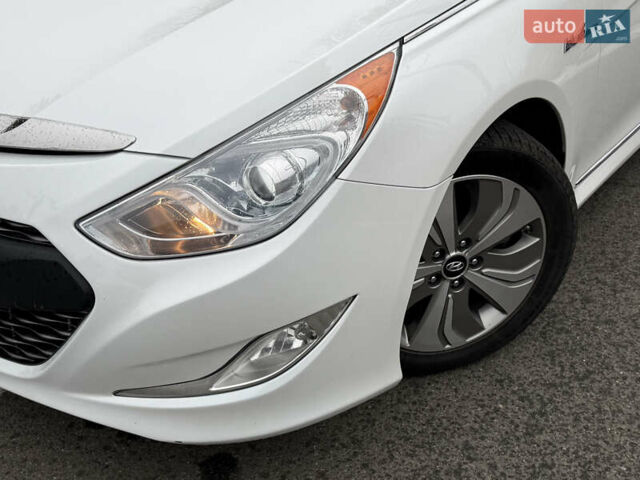 Белый Хендай Соната, объемом двигателя 2.36 л и пробегом 150 тыс. км за 10300 $, фото 2 на Automoto.ua