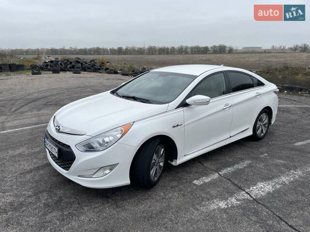 Белый Хендай Соната, объемом двигателя 2.36 л и пробегом 150 тыс. км за 9700 $, фото 4 на Automoto.ua