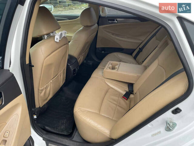 Білий Хендай Соната, об'ємом двигуна 2.4 л та пробігом 150 тис. км за 9900 $, фото 11 на Automoto.ua