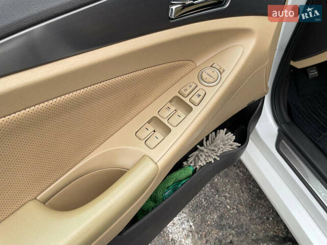 Білий Хендай Соната, об'ємом двигуна 2.4 л та пробігом 150 тис. км за 9900 $, фото 7 на Automoto.ua