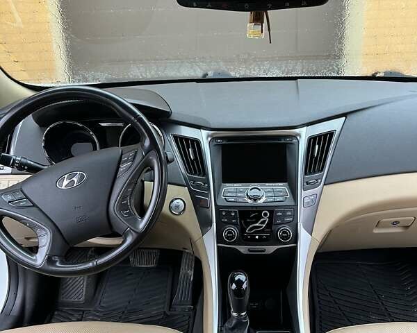 Белый Хендай Соната, объемом двигателя 2.36 л и пробегом 209 тыс. км за 10800 $, фото 8 на Automoto.ua