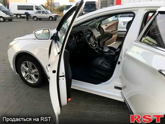 Белый Хендай Соната, объемом двигателя 2 л и пробегом 280 тыс. км за 8100 $, фото 2 на Automoto.ua