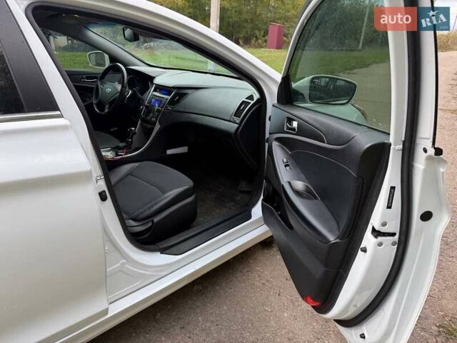 Білий Хендай Соната, об'ємом двигуна 2.36 л та пробігом 222 тис. км за 7700 $, фото 14 на Automoto.ua
