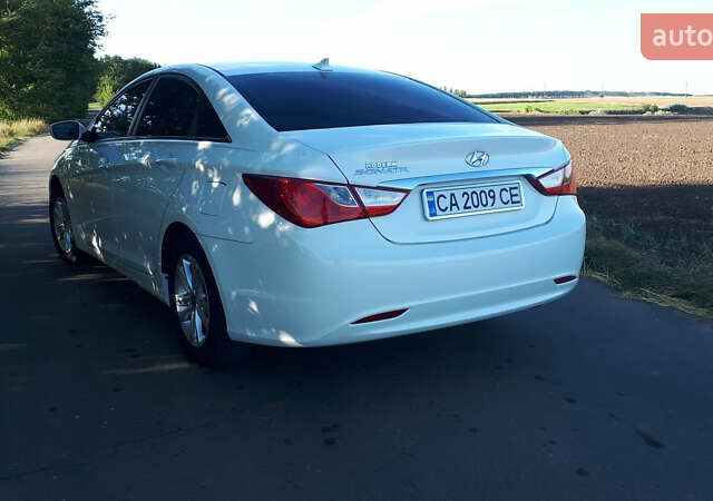 Белый Хендай Соната, объемом двигателя 2.4 л и пробегом 170 тыс. км за 7900 $, фото 4 на Automoto.ua
