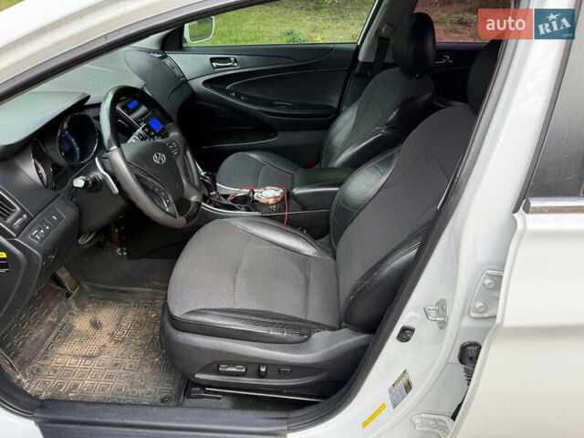 Белый Хендай Соната, объемом двигателя 2.4 л и пробегом 221 тыс. км за 7400 $, фото 11 на Automoto.ua