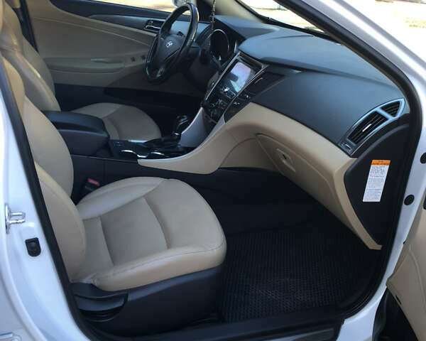 Білий Хендай Соната, об'ємом двигуна 2.4 л та пробігом 170 тис. км за 10501 $, фото 5 на Automoto.ua