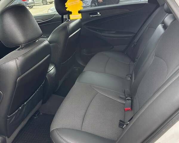 Белый Хендай Соната, объемом двигателя 2.36 л и пробегом 153 тыс. км за 9200 $, фото 15 на Automoto.ua