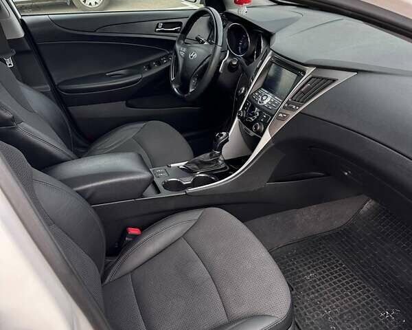 Белый Хендай Соната, объемом двигателя 2.36 л и пробегом 153 тыс. км за 9200 $, фото 20 на Automoto.ua