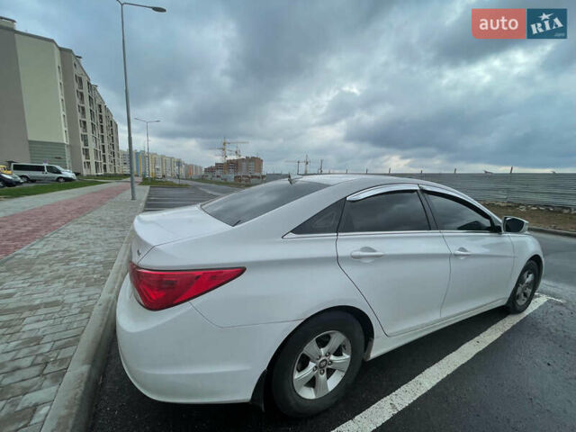 Хендай Соната 2013 в Виннице на Automoto.ua Белый Хендай Соната, объемом двигателя 2 л и пробегом 128 тыс. км за 9100 $, фото 3 на Automoto.ua
