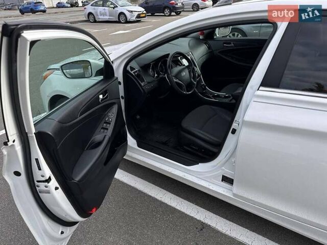 Белый Хендай Соната, объемом двигателя 2.36 л и пробегом 153 тыс. км за 9200 $, фото 12 на Automoto.ua