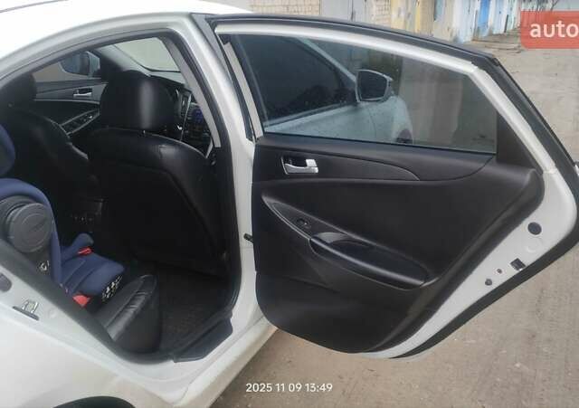 Белый Хендай Соната, объемом двигателя 2 л и пробегом 208 тыс. км за 8500 $, фото 6 на Automoto.ua