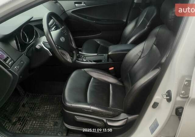 Белый Хендай Соната, объемом двигателя 2 л и пробегом 208 тыс. км за 8500 $, фото 2 на Automoto.ua