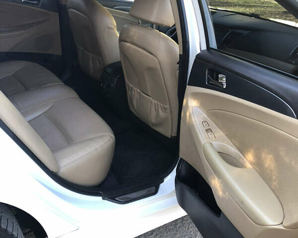 Білий Хендай Соната, об'ємом двигуна 2.4 л та пробігом 170 тис. км за 10501 $, фото 6 на Automoto.ua