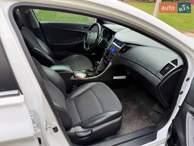 Белый Хендай Соната, объемом двигателя 2.4 л и пробегом 221 тыс. км за 7400 $, фото 7 на Automoto.ua