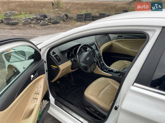 Білий Хендай Соната, об'ємом двигуна 2.4 л та пробігом 150 тис. км за 9900 $, фото 9 на Automoto.ua