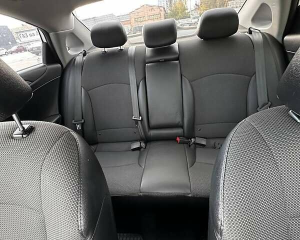 Белый Хендай Соната, объемом двигателя 2.36 л и пробегом 153 тыс. км за 9200 $, фото 37 на Automoto.ua