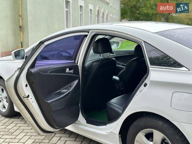 Белый Хендай Соната, объемом двигателя 2 л и пробегом 250 тыс. км за 8500 $, фото 7 на Automoto.ua