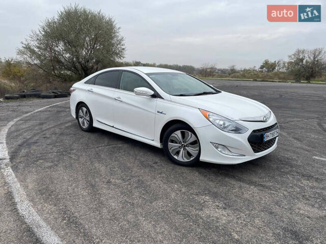 Білий Хендай Соната, об'ємом двигуна 2.4 л та пробігом 150 тис. км за 9900 $, фото 1 на Automoto.ua