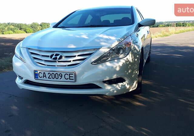 Белый Хендай Соната, объемом двигателя 2.4 л и пробегом 170 тыс. км за 7900 $, фото 2 на Automoto.ua