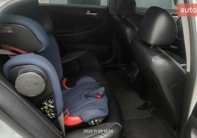 Белый Хендай Соната, объемом двигателя 2 л и пробегом 208 тыс. км за 8500 $, фото 7 на Automoto.ua