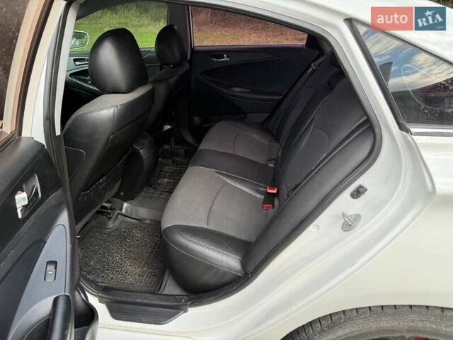 Білий Хендай Соната, об'ємом двигуна 2.36 л та пробігом 222 тис. км за 7700 $, фото 13 на Automoto.ua