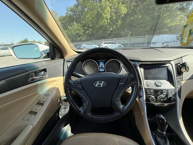 Белый Хендай Соната, объемом двигателя 2.4 л и пробегом 368 тыс. км за 7900 $, фото 14 на Automoto.ua