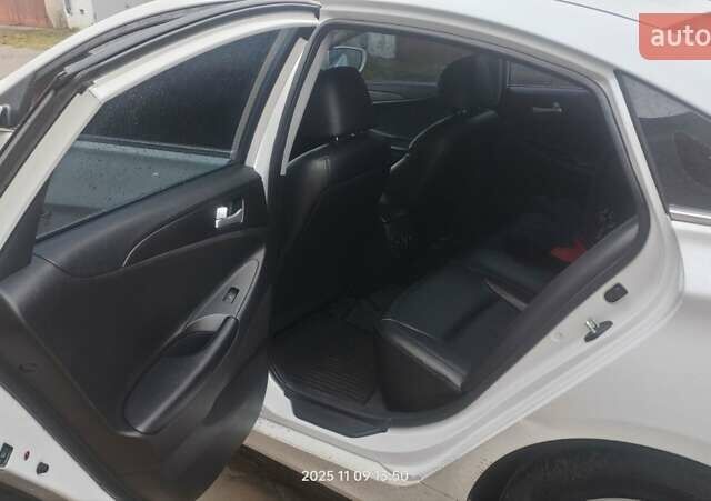 Белый Хендай Соната, объемом двигателя 2 л и пробегом 208 тыс. км за 8500 $, фото 5 на Automoto.ua