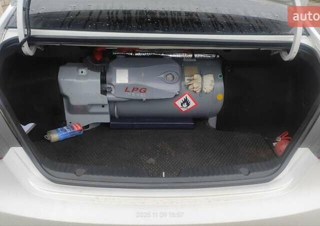 Белый Хендай Соната, объемом двигателя 2 л и пробегом 208 тыс. км за 8500 $, фото 22 на Automoto.ua