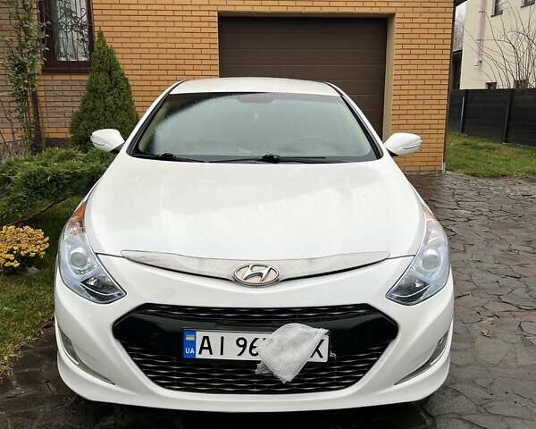 Белый Хендай Соната, объемом двигателя 2.36 л и пробегом 209 тыс. км за 10800 $, фото 1 на Automoto.ua