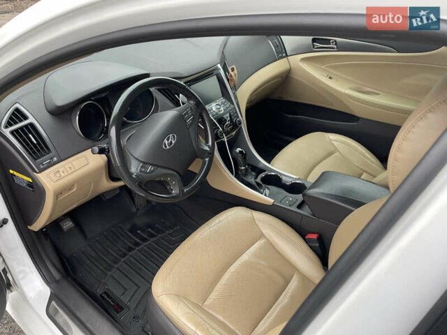 Белый Хендай Соната, объемом двигателя 2.36 л и пробегом 150 тыс. км за 9700 $, фото 3 на Automoto.ua